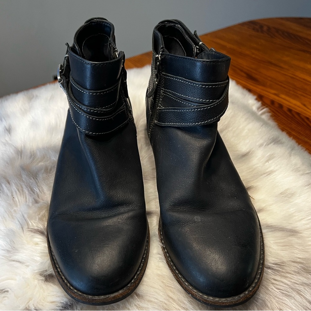 Women’s Clark’s leather booties - Sz 9